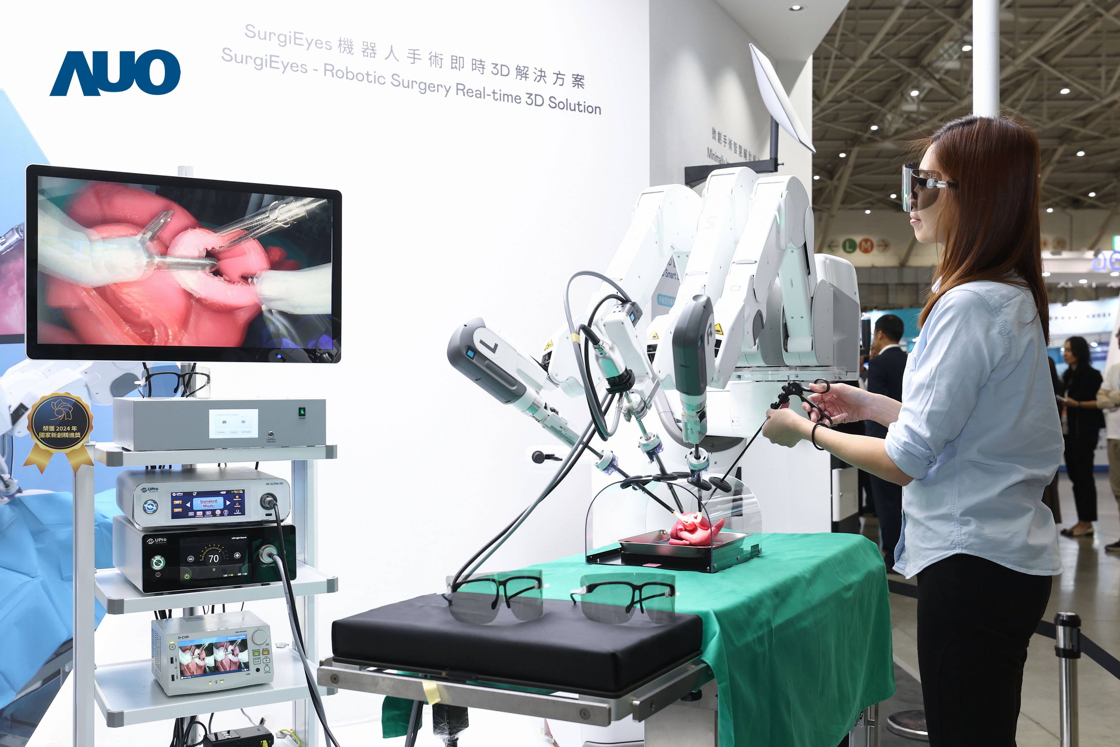 �_�����I�ȵ�3D�@ʾ���g�Ƴ���SurgiEyes�C�������g���r3D��Q���������������M3D�D��̎���c����3D��ֱ��ҕ�����Vɫ����@ʾ���g�����g�F꠿Ɍ��rͬ�������t��ҕ�ǿ�������3DӰ��������ͨЧ���c��ȫ����